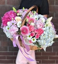 Цветочная композиция из Розы, Хризантемы, Пионы и Лизиантусы в корзине в Исправной